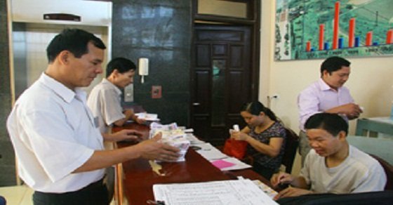 Cán bộ, nhân viên thuộc công ty đang chia vé cho các đại lý