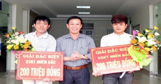 Trao thưởng cho khách hàng trúng giải xổ số truyền thống Ninh Bình