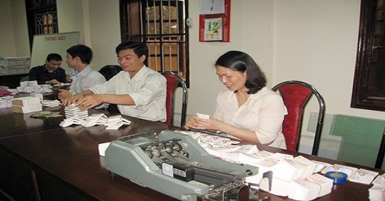 Cán bộ, nhân viên Công ty xổ số kiến thiết Phú Thọ thực hiện đảo đầu, xếp bộ vé số trước khi phát hành. Cán bộ, nhân viên Công ty xổ số kiến thiết Phú Thọ thực hiện đảo đầu, xếp bộ vé số trước khi phát hành.