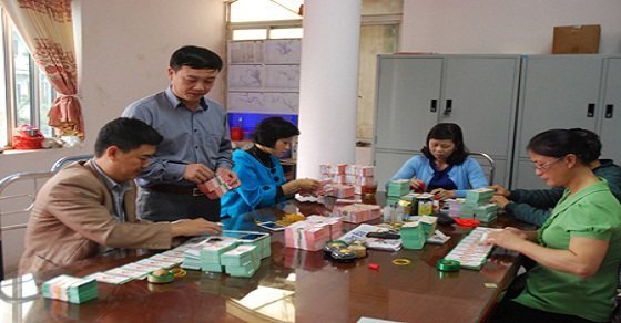 Cán bộ nhân viên công ty soát vé trước khi chia cho đại lý